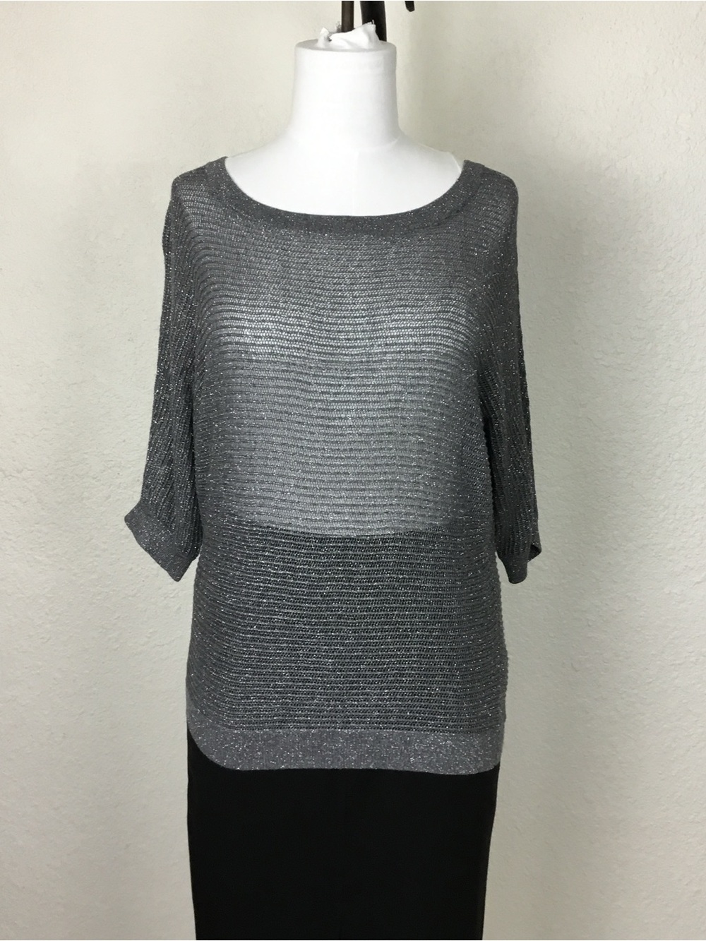 Women's Metallic Gray Short Sleeve Sweater
Express Womens Shirt Size S Tunic